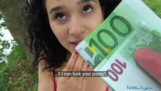 Mia Navarro a szexy pici csöcsű brazil kisasszony pénzért közösül a réten