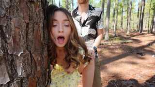 Brooke Tilli a nagyon izgató amatőr kis csaj megkefélve az erdőben