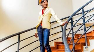 Fekete amatőr casting forgatás irodai fotózásra keményen megbassza a óriási faszú producer