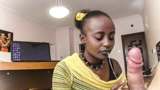 Nyakörves fekete örömlány nyáladzik a főnök kukacán