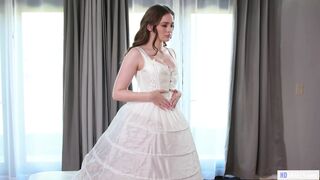 Mellbombás menyasszony szexel a vőlegény nevelő testvérével