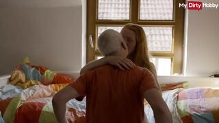 Világos Szőke fiatal nyögés míg az idősödő megdugja a pináját