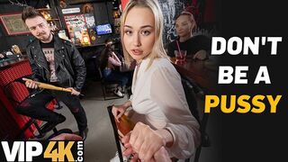 Bátor világos szőke pornósztár kufircolja idegen manust a bárban