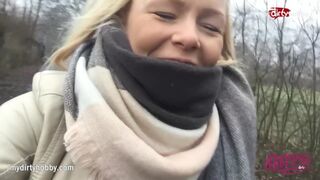 Forró fiatal kis csaj kerékpáron dörzsöli szaftos puncáját