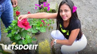 A fekete hajú latin amerikai milf-et utcai vadászatban szerezzük be mély dugásra