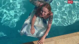 Emma wolf a tüzes gádzsi aki a medencében közösül vadul