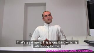 Kívánatos milf ügynök teszteli a durva manust