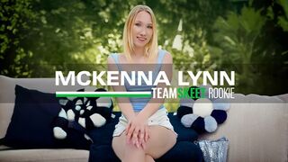 Mckenna Lynn legelső pornója: világos szőke leányzó vad faszas kalandja