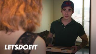Megcsaló buxa Arian Joy először a barátját baszogatja, aztán a kézbesítő fószer megdugja jól