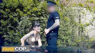 Rendőr megdugja a sötét hajú geek kis csajt és rálövi a szemüvegére - fake cop