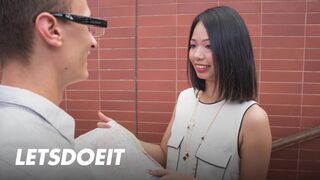 Jureka Del Mar ázsiai kishölgy cidázza a gigászi zsíros idegen fazt és jól meglovagolja