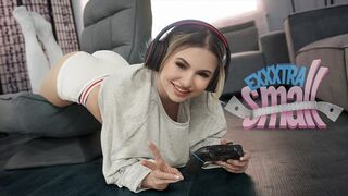 Kicsike tinédzser csajszika Aria Banks elkapja magas mostohabátyját Chris Epicet, aki a szobájában veri a dákója