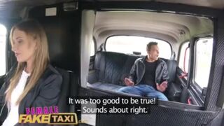 Tinédzser csóka gyorsan megdugja Angel Piaff szaftos kiborotvált puncáját a hamis taxiban