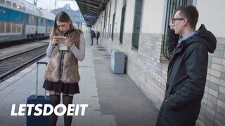 Selvaggia fiatal csajszi felfogta Charlie Dean gigászi faszát egy gyors pov dugásra