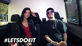 Karcsú néger Coco Kiss pénzért leszopja a méretes fekete fazt az autóban