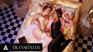 Mesebeli királynők Emma Rose és April Olsen vad strap-on popó kettyintése