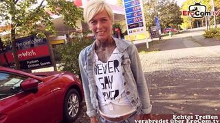 Utcán baszás német benzinállomáson: pov milf orál