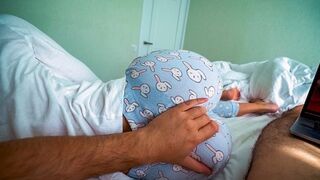 Nevelő hugocska felébred és segít a testvérnek élvezni a pornó nézése közben – beleélvezéses bujálkodás