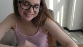 Csintalan fiatal könyvmoly tanul anatómiát egy igazi nagyméretű faszon! 18 éves