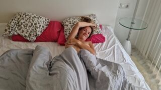 Vadító srác megbassza a haver feleségét, miután az lelépett, és pov videót készít neki