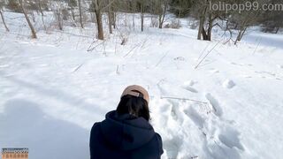 Ázsiai fitnesz pipi keményen megkúrva a hidegben -20°c-on