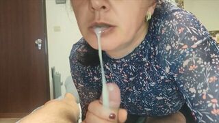 Ne mondd el senkinek! szexi milf nevelő anya szopással segít a nevelő fiának és szájába élvez