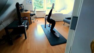 Zsenge fitnesz kisasszony ujjazza magát, majd keményen megbasszák