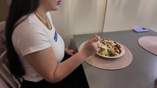 Csinos 20 éves gádzsi megbassza magát az legelső randin