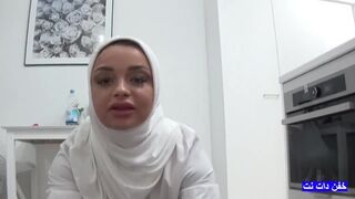 Arab milf hívja a nevelő fia barátját egy könyörtelen dugásra, amíg a férje dolgozik