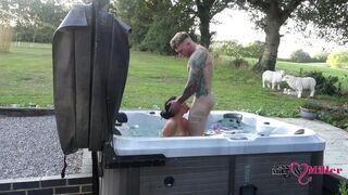 Csábító kinti légyott a forró jacuzziban egy kéjelgő hétvégén