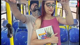 Zsenge gádzsit megbassza egy idegen a nyilvános buszban