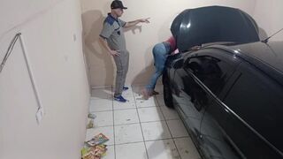 Bájos tini repedtsarkú a szerelőnél közösül az alkalmazottal