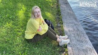 Webcamos csajszika szopásért kap pénzt a parkban