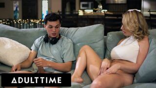 Adult Time exkluzív - Vonzó MILF elkapja mostohafiát maszti közben és csatlakozik hozzá