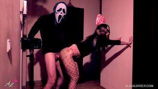 Maszkos őrült keményen megbassza a afrikai bigét a tükör előtt - halloween szerepjáték fétis páros játék