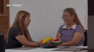 Vonzó koros nő ujjazza a zsenge lesbi puncit, amíg az lőve élvez