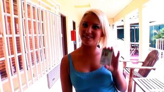 Mickenzie Moore világos szőke főiskolás csajként orálozza és lovagolja a vastag faszt