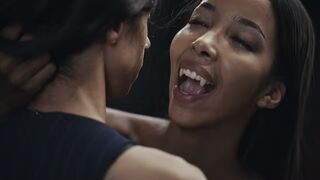 Ebony Vampire Mistress Lia Lin elcsábít egy latin amerikai nagyméretű cickós tinédzser lányt a Vampired durva domina játékában