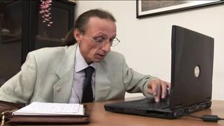 Lotyó MILF titkárnő orálozza ki a mocskos főnökét
