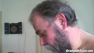 Fiatal vörös csaj cidázza és lovagol a nagypapa cerkáján