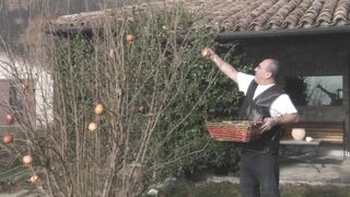 Ellenállhatatlan világos szőke zsenge amatőr hátsó lyukba dugva és szájba spriccelve méretes farasszal