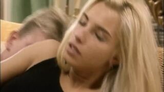Timea Margot méretes péniszt kap a retro Lover's Lane legelső epizódjában